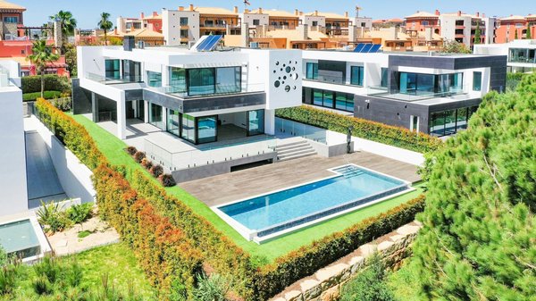 Est-il possible de louer une villa en Algarve avec des cours de surf et des excursions en bateau?